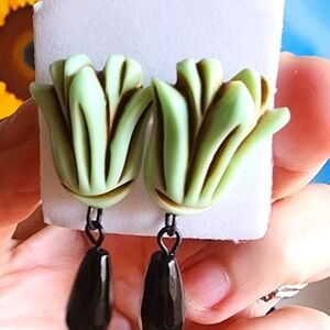 Tulip earrings with gem drops